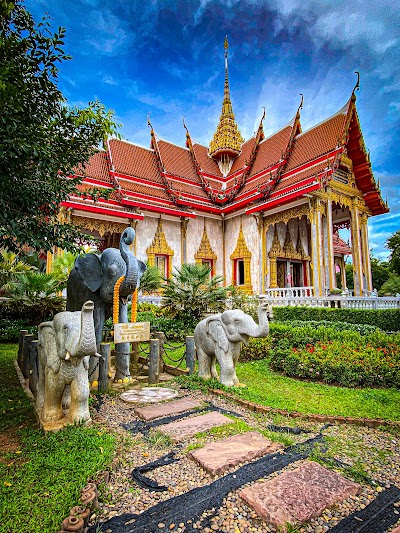 ワット・シャロンの華やかな仏塔