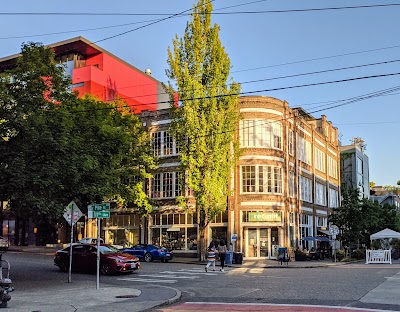 キャピトルヒルのカラフルな街並みとカフェ