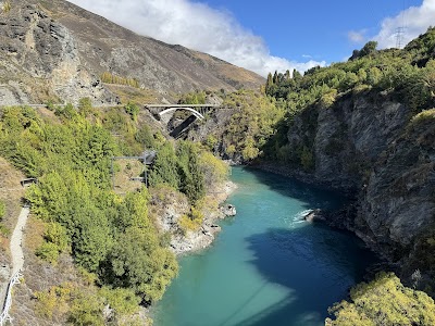 カワラウ橋からのバンジージャンプと渓谷