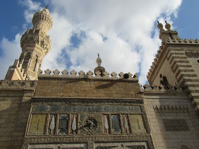 アル・アズハル・モスクの白い中庭とミナレット