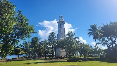 金星岬の白い灯台と黒砂ビーチ
