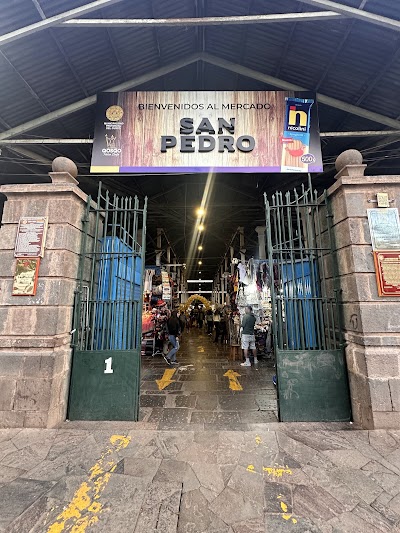 サン・ペドロ市場のカラフルなフルーツと食堂