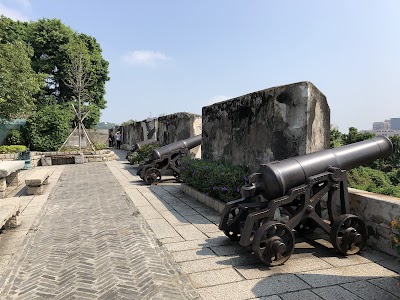 モンテの砦の大砲とマカオのスカイライン