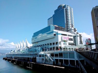 カナダプレイスの帆型の屋根と港の風景