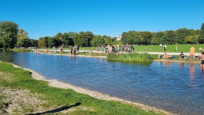 英国庭園の芝生と中国の塔