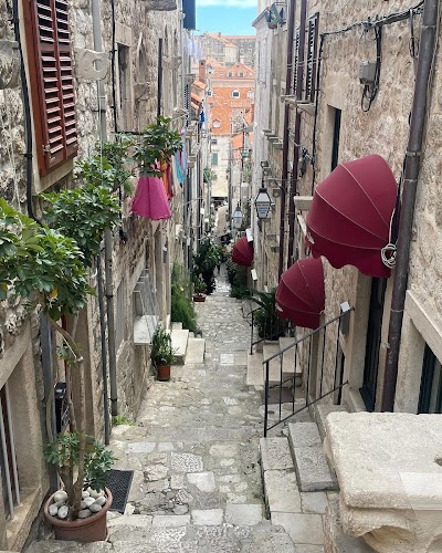 ドブロヴニク旧市街の石畳の路地裏