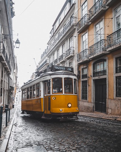 リスボンの坂道を走る黄色いトラム28番