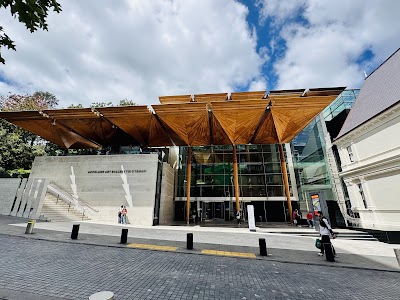 オークランド美術館のモダンな外観とアート展示