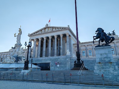 リング通りの国会議事堂とトラム