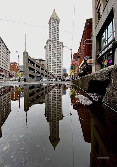 パイオニアスクエアのレンガ造りの建物とトーテムポール