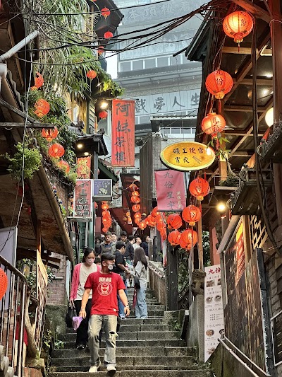 九份の提灯が灯る石段の路地