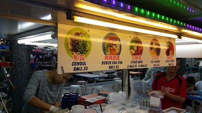 夜のジョージタウンのライトアップされた街並み