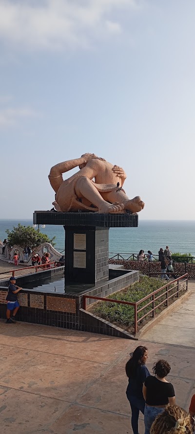 恋人たちの公園のモザイクベンチと恋人の像