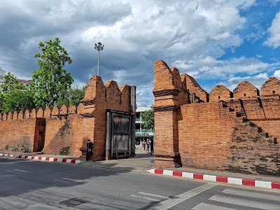 ターペー門のレンガ造りの門と鳩の群れ