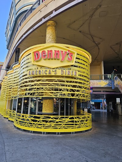 フリーモントストリートのLED天井と賑やかな通り