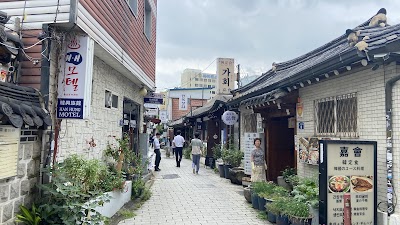 仁寺洞の歩行者天国と伝統工芸品の店