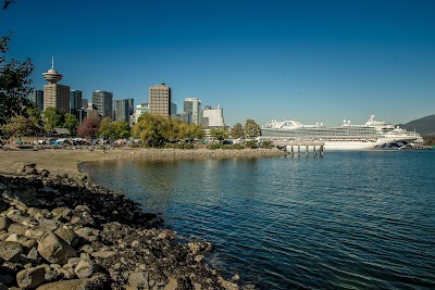ギャスタウンの蒸気時計と石畳の通り