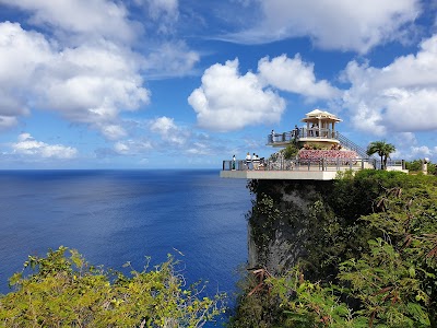 恋人岬の展望台から見下ろすタモン湾のパノラマ