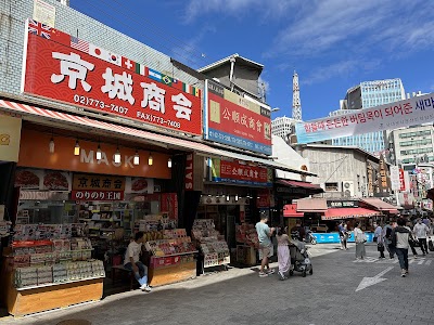 南大門市場の屋根付き通路と商店
