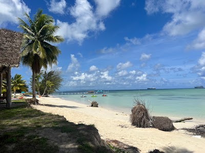 マイクロビーチの透明なエメラルドグリーンの海と白い砂浜