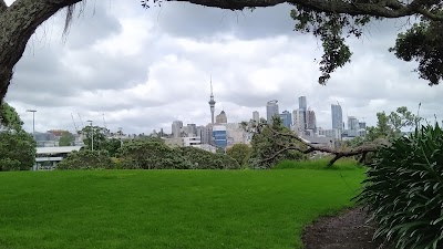 ミッション・ベイのビーチとランギトト島の眺め