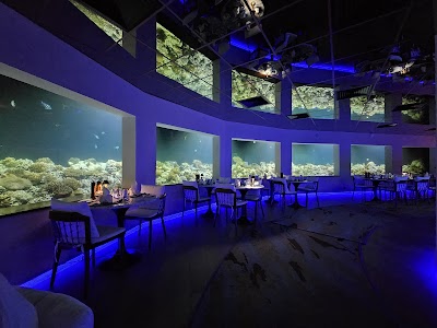 キャンドルライトが灯る水上デッキのプライベートディナー