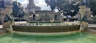 ゴシック地区の石畳の路地とカテドラル