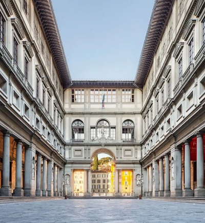 ウフィツィ美術館の回廊と来館者