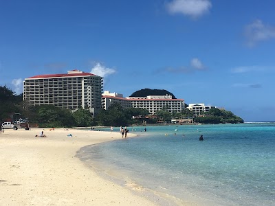 イパオビーチの透明な海でシュノーケリングする人々