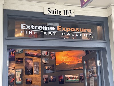 ヒロダウンタウンのレトロな商店街と看板