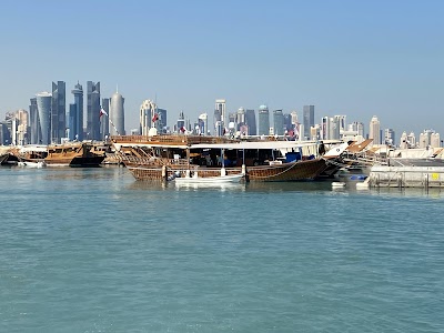 ドーハ湾のダウ船クルーズとライトアップされたスカイライン