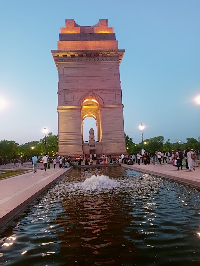 ライトアップされたインド門と周辺の芝生広場