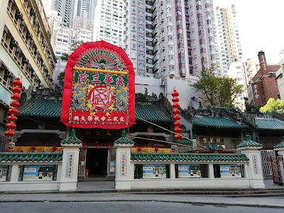 文武廟の天井に吊り下がる渦巻き線香