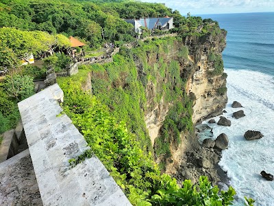 断崖絶壁に建つウルワツ寺院と青いインド洋の絶景