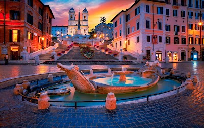 花で飾られたスペイン階段と上部の教会の風景