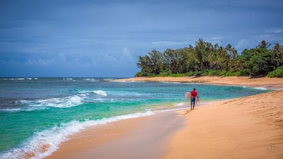 サンセットビーチから見るオレンジ色に染まる太平洋の夕日