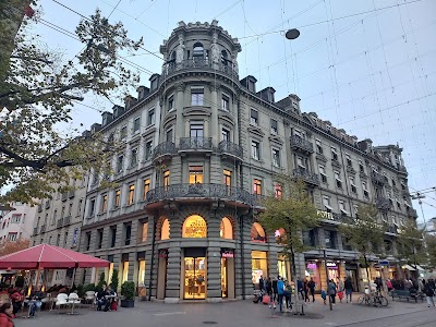 バーンホフ通りと路面電車