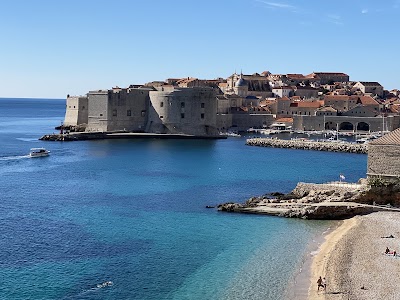 旧市街を背景にしたバニェビーチの透明な海