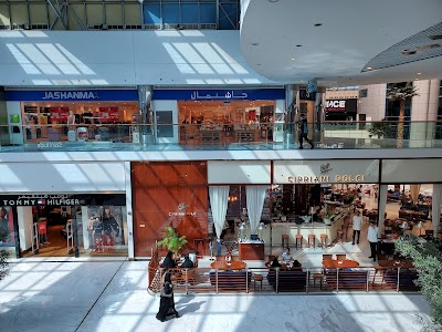 マリーナ・モールのウォーターフロントと夕暮れのスカイライン