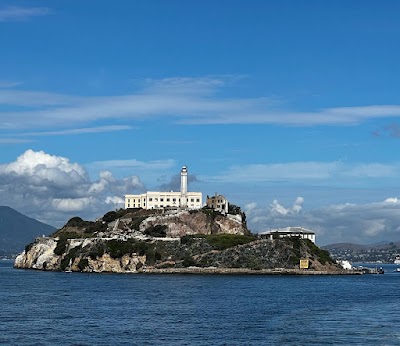 サンフランシスコ湾に浮かぶアルカトラズ島と刑務所の建物
