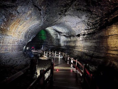 万丈窟の溶岩洞窟内部と照明