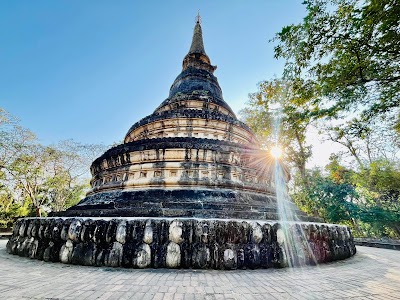 ワット・ウモーンのトンネル入口と仏像