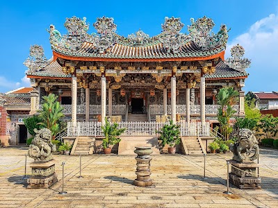 クー・コンシーの華麗な中国式宗祠と広場