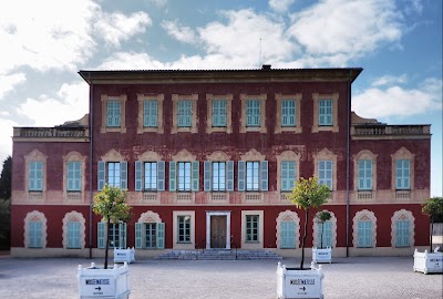 マティス美術館の赤い外観と庭園