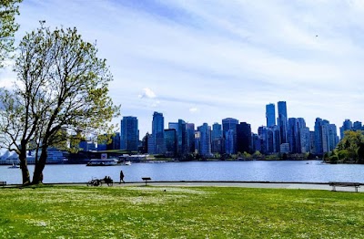 スタンレーパークのシーウォールから望む海と山