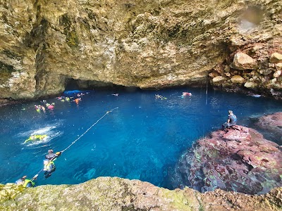 グロットの洞窟から見えるコバルトブルーの海中