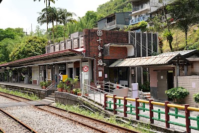 線路の上から天燈を放つ観光客