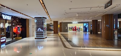 新天地の石庫門建築とテラス席のカフェ