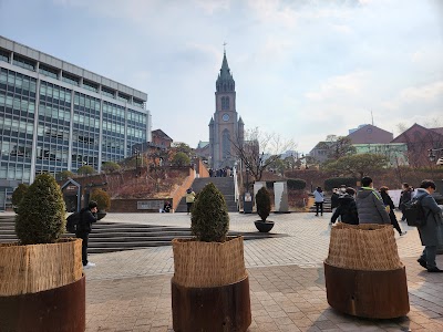 明洞のメインストリートとネオンサイン