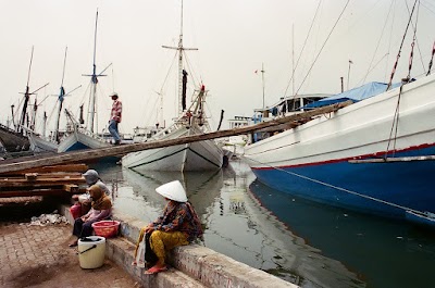 スンダ・クラパ港に停泊するピニシ帆船群